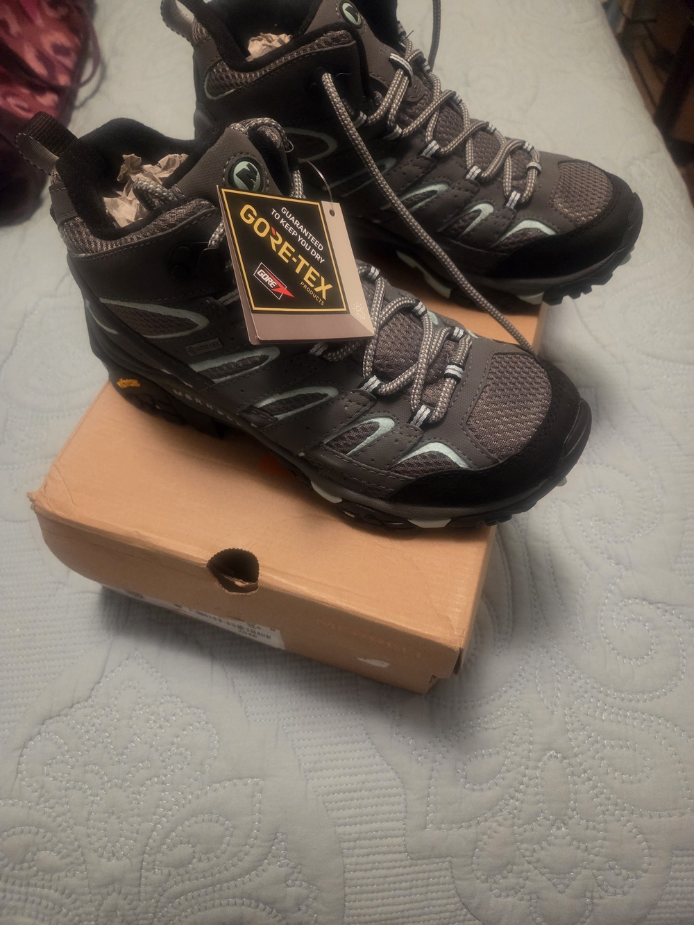 Women's MERRELL MOAB GORTEX WATER PROOF HIKER NEW IN BOX !